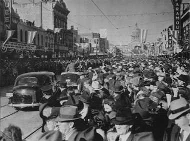 A view up Congress Avenue during the W. Lee 'Pappy' O'Daniel inauguration.